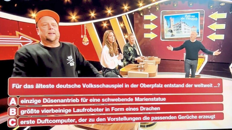 Drei Antworten stellte Moderator Kerner Hartmut Engler, Vanessa Mai und Smudo (v. r.) zur Wahl. Sie entschieden sich für die schwebende Madonna.