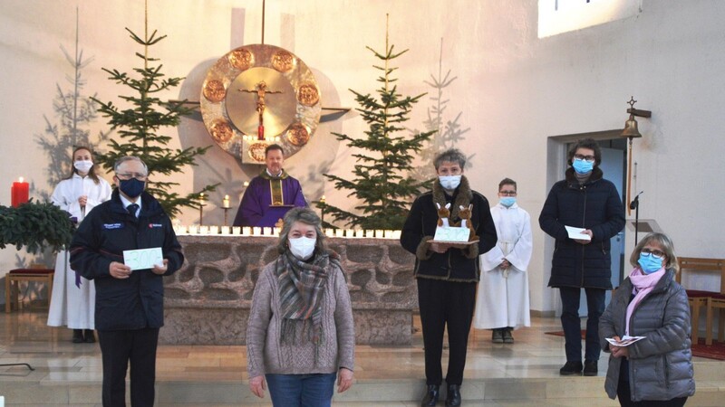 Chorleiterin Petra Dreier (4.v.l.) und die Vorstandsmitglieder des Landfrauenchores übergaben eine Spende an Brigitte Ganslmeier (4.v.r.) vom Mutter-Kind-Haus Landshut und Herbert Wenk (2.v.l.) für den Malteser-Herzenswunsch-Krankenwagen.