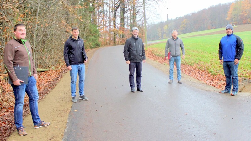 Abnahme der neuen Hofzufahrt in Daberg durch Bürgermeister Sandro Bauer (Mitte) und Bauamtsmitarbeiter Michael Nachreiner (Zweiter von rechts) zusammen mit Sebastian Riedl (Zweiter von links) vom Ingenieurbüro Riedl und Matthias Schiffl (links) vom Amt für Ländliche Entwicklung. Rechts im Bild der Vertreter der ausführenden Baufirma Pongratz (Neukirchen b. Hl. Blut).