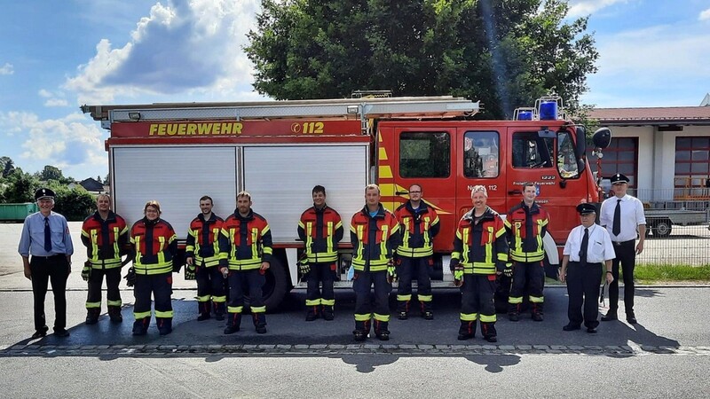 Unter erschwerten Bedingungen, aber "sauber" legte eine gemischte Truppe der FFW Grafenwiesen am Samstag die erste Leistungsprüfung nach der Corona-Zwangspause im KBM-Bereich Bad Kötzting ab. Mit im Bild die drei Schiedsrichter KBM Florian Heigl, Anton Früchtl und Ludwig Fischer.