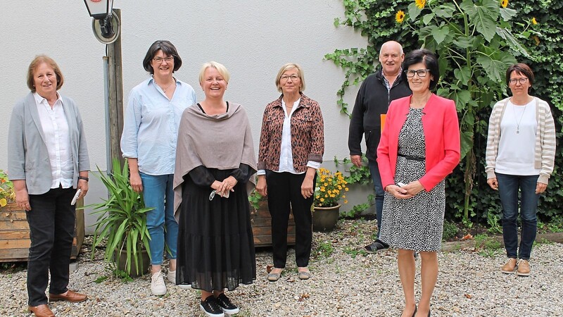 Der neu gewählte Vorstand des Frauenvereins Kinderhort mit Vorsitzender Katharina Ettenhuber (2. v. r.) und ihrer Stellvertreterin Sabine Hösl (3. v. l.) sowie Renate Haage, Pfarrer Josef Paulus, Franziska Bugl, Rita Wittdorf und Renate Ettenhuber (hinten v. r.).