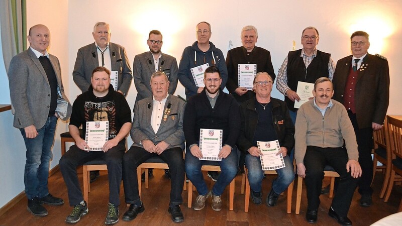 Den Jahresmeistern des Schützenrings gratulierten Bürgermeister Franz Aster (l.) und Gauschützenmeister Hans Lautenschlager (r.). Es sind: Manuel Mader (sitzend v.l.), Georg Hornberger, Marco Lochner, Josef Hartl, Georg Lederer, Johannes Bugla (stehend v.l.), Manuel Waldherr, Franz Bogner, Norbert Kulzer und Klaus Schmied.