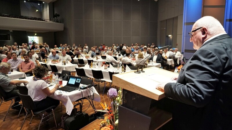 Zufriedene Gesichter bei der Vertreterversammlung in der Stadthalle mit Gerhard Klampfl (r.).