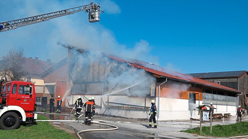 Bei der Brandbekämpfung kamen auch zwei Drehleitern zum Einsatz.