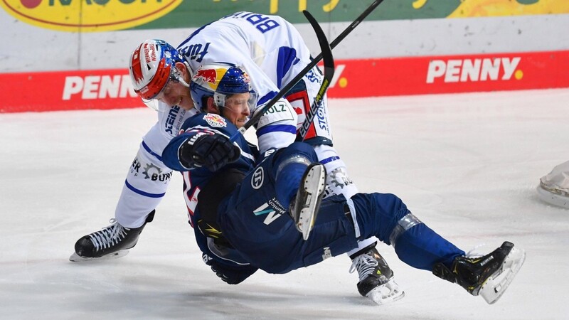 HARTE BANDAGEN: In die Zweikämpfe geht Benedikt Brückner kompromisslos und bringt selbst die Stürmer des EHC Red Bull München zu Fall.