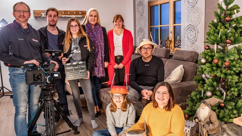 Freuen sich über eine erfolgreiche Produktion eines Bewerbungsfilms für einen Mobilfunkmasten für Allersdorf: Hermann Holzer (v.li.), Timon Bade und Julia Püttner, Bürgermeisterin Josefa Schmid, Drehtag-Organisatorin Tanja Seiderer, Hauptdarsteller Karl Nagl jun. sowie (sitzend v.li.) die weiteren Mitwirkenden Veronika Wanninger und Carolin Kastl.