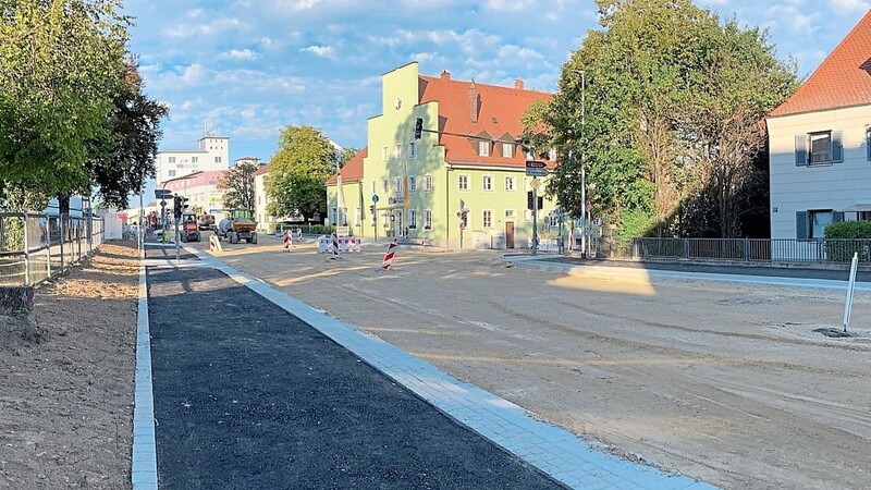 An der Kolpingkreuzung haben die Bauarbeiten in der vergangenen Woche deutliche Fortschritte gemacht. Ende kommender Woche kann ein Teil der Kreuzung wieder befahren werden, wie das Staatliche Bauamt mitteilt.