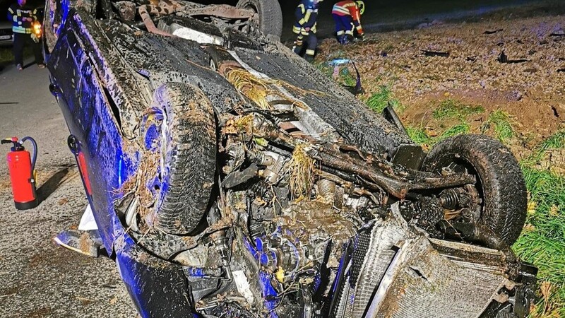 Das Auto überschlug sich im Straßengraben, der 24-Jährige Fahrer war erheblich alkoholisiert.