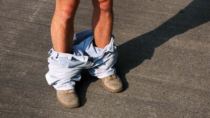 Ein Mann hat sich in Wallersdorf vor einer 15-Jährigen entblößt. (Symbolbild)