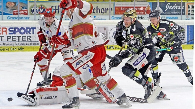 ZU SPÄT: Landshuts Alexander Dotzler (v.l.) und Robin Weihager versuchen ihrem geschlagenen Keeper Dimitri Pätzold zu Hilfe zu eilen. Vergebens: Tyler McNeely (2.v.re.) glich für Bad Tölz zum 3:3 aus.