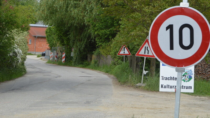 Die Straße durch Holzhausen ist eng und kurvenreich.