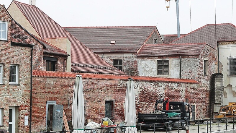 Die Dächer der Hofstallungen sind vollständig saniert und neu eingedeckt - deshalb konnten das Wetterschutzdach und die Gerüste (bis auf das "Holzmesserhäuschen") abgebaut werden.