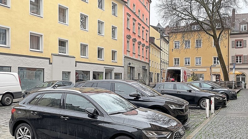 Geht es nach Teilen des Stadtrats, soll die Obermünsterstraße bald deutlich weniger Verkehr führen. Die Aufenthaltsqualität soll stattdessen angehoben werden. Einig über das "Wie" ist man sich aber nicht.