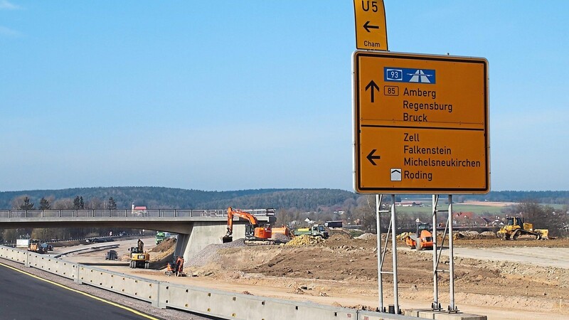 Brückenbau und Behelfsumfahrungen - gleich mehrere Schwerpunkte weist die Baustelle zum vierspurigen Ausbau der B 85 derzeit auf