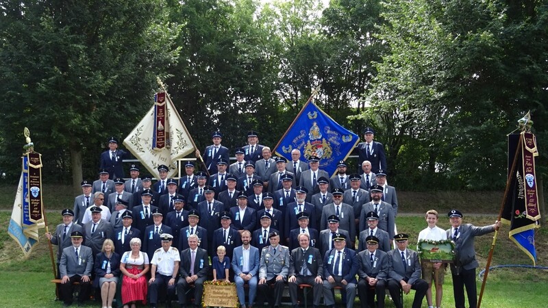 100 Jahre KSK Altdorf: ein Jubelfest für die Kameradschaften Altdorf, Eugenbach und Pfettrach, hier mit Ehrengästen.