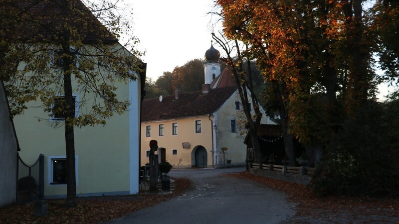 Die Straße zwischen Wirtshaus und Biergarten.