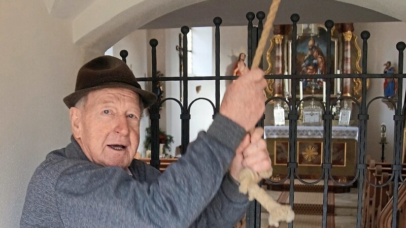 Ludwig Pleintinger beim Glockenläuten in der Sankt-Nikolaus-Kirche in Wannersdorf.