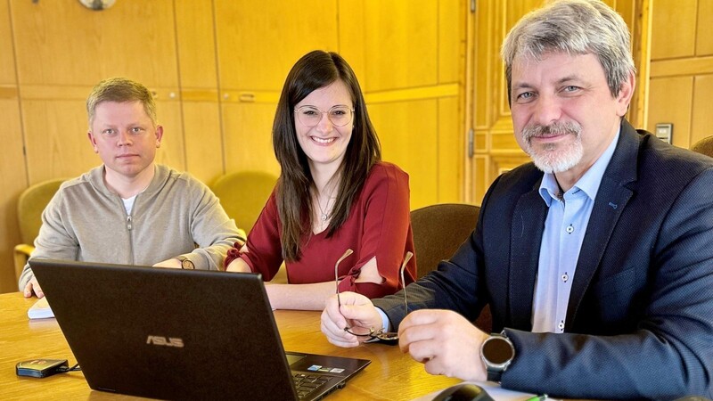 Erläuterten am Donnerstag den Haushalt: Bürgermeister Sandro Bauer, Stadtkämmerin Anja Heinrichmeyer und Geschäftsleiter Stefan Schmidberger (von rechts).