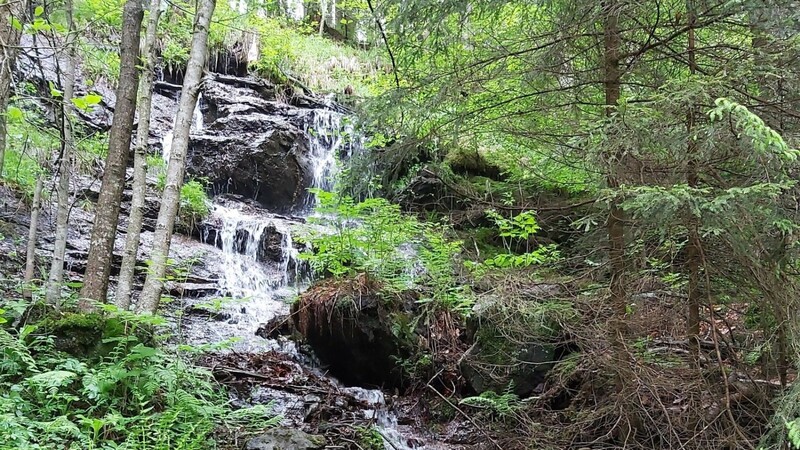 Die erste Wasserkaskade, die mit ihrer momentanen Gewalt durch den frischen Regen sehr beeindruckt.