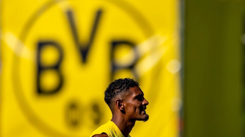 Die Sorge um Sebastian Haller ist bei Borussia Dortmund und in der Fußballwelt groß. Beim Stürmer wurde am Montag ein Hodentumor festgestellt. Er ist nicht der einzige Fall in der Bundesliga - zuletzt wurde auch bei Hertha BSCs Marco Richter und Union Berlins Timo Baumgartl ein Tumor im Hoden entdeckt.