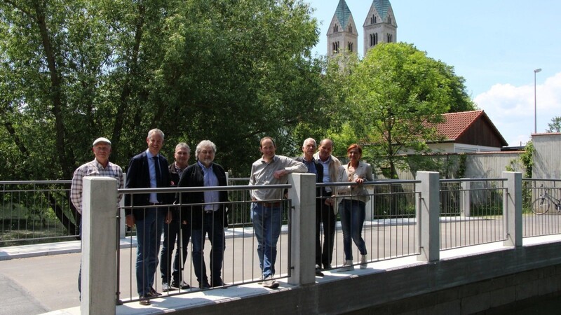 Erklärten die Brücke für eröffnet (v.l.): Klaus Reisinger vom Tiefbauamt, OB Markus Pannermayr, Frank Hornberger von der Firma Streicher, Erich Seitz vom Ingenieurbüro Seitz, Bert Plank vom Tiefbauamt, Leitender Baudirektor Wolfgang Bach, Stefan Kreusel von der Firma Streicher und Tiefbauamtsleiterin Cristina Pop.