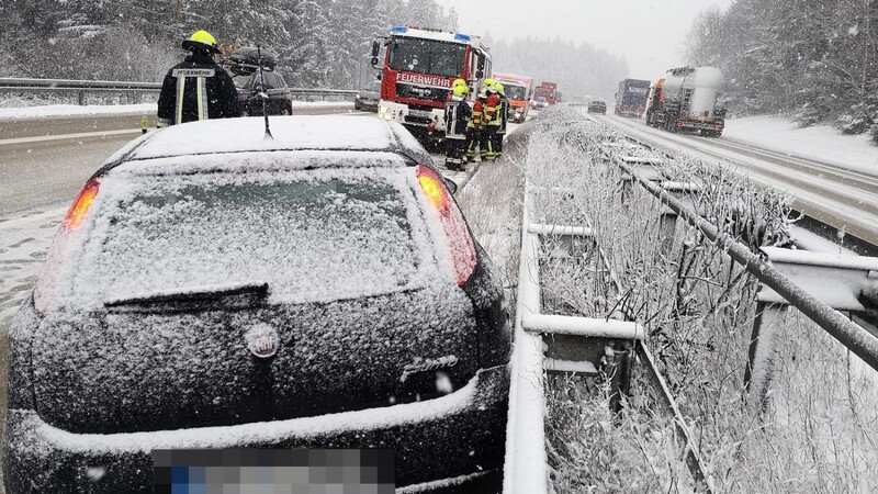 Rutschpartie am Freitag auf der Autobahn A93 bei Hausen im Landkreis Kelheim. Eine Frau landete deshalb mit ihrem Fiat in der Leitplanke.