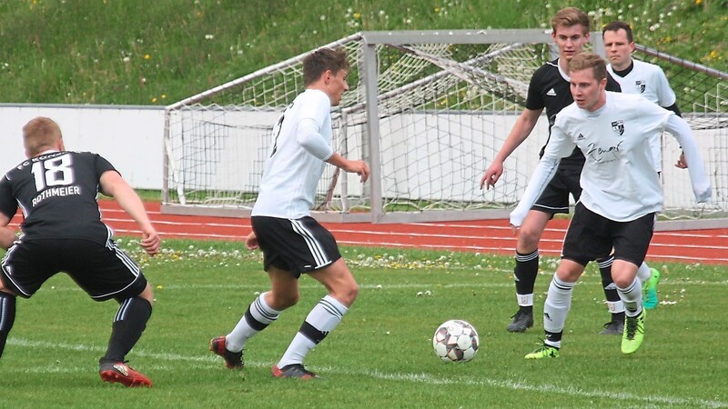 Kreisligist SV Neuhausen/Offenberg (weiße Trikots) trifft in der Gruppe eins des Liga-Pokals auf den FC Niederwinkling, den SC Kirchroth und die DJK/SV Straubing.