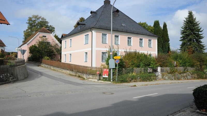 Der Seyboldsdorfer Pfarrhof bildet mit seinen Nebengebäuden und dem weitläufigen Garten ein zentrales Ensemble im Dorf. Nach dem Auszug von Pfarrer Cyril im vergangenen Sommer soll die Wohnung im 1. Stock des Gebäudes vermietet werden.