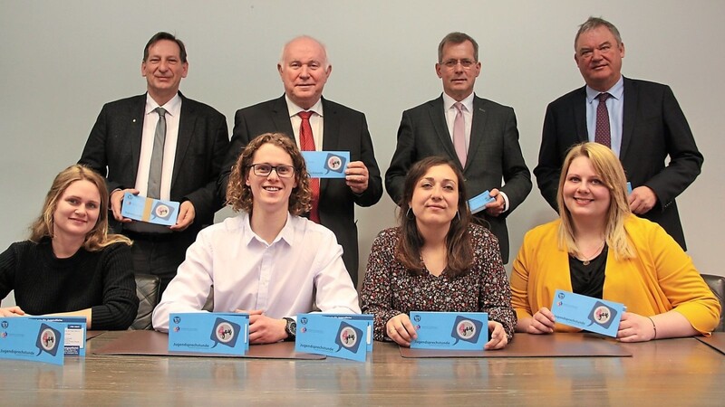 Die für die Sprechstunden Zuständigen (sitzend) präsentierten den Bürgermeistern und Landrat Heinrich Trapp das neue Projekt.