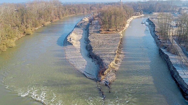 Isar und Seitenarm nach dem Hochwasser: Die Kiesabschwemmungen vom Zwischenlager im Bereich des Inselkopfes werden derzeit wieder ersetzt.