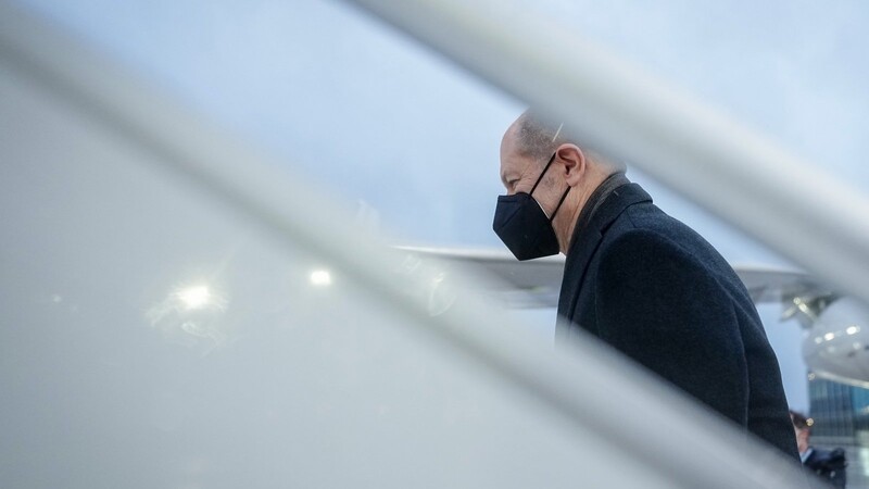 Bundeskanzler Olaf Scholz (SPD) geht die Gangway zum Airbus A340 der Luftwaffe auf militärischen Teil des Flughafens BER hinauf. Scholz reist zu seinem Antrittsbesuch in die USA. Dort trifft er am 7.Februar 2022 den US-Präsidenten im Weißen Haus.