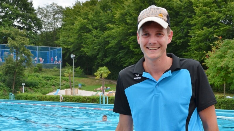 Noch vor dem Wettereinbruch begleitete Freistunde Bademeister Patrick Gerstendorf an seinem Arbeitsplatz im Freibad Roding.