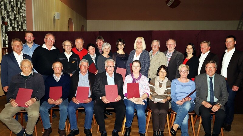 Geehrt wurden für 25 Jahre Mitgliedschaft beim TSV Angela Vohla, Doris Reich und Gisela Huber; für 40 Jahre wurden Emil Bachner, Petra Hochholzer, Marianne Fierlbeck, Peter Kriegl, Alex Trendl, Georg Hofmeister und Heribert Spannfellner und Hans Günzkofer geehrt. Edgar Marschall, aktiver Tischtennis-Spieler, ist bereits 50 Jahren Mitglied; 60 Jahre ist Ehrenvorstand Willi Lehermeier beim TSV und ebenfalls 60 Jahre ist Josef Berglehner Vereinsmitglied, Paul Drexler ist bereits 65 Jahre dabei. Sonja Pellkofer hat zum 20. Mal das Sportabzeichen in Gold bekommen.