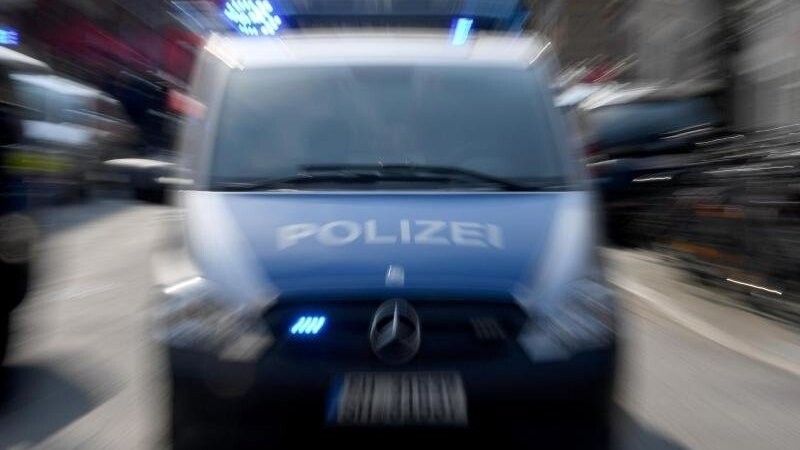 Ein Polizeiwagen mit eingeschaltetem Blaulicht. Foto: Carsten Rehder/dpa/Archivbild