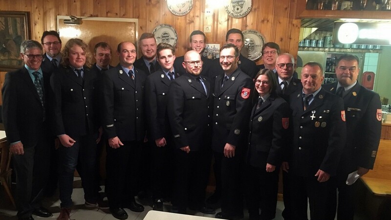 Die Verantwortlichen und die "Neuen" der Feuerwehr mit KBI Hahn und KBM Taglinger mit Bürgermeister Hans Angstl.