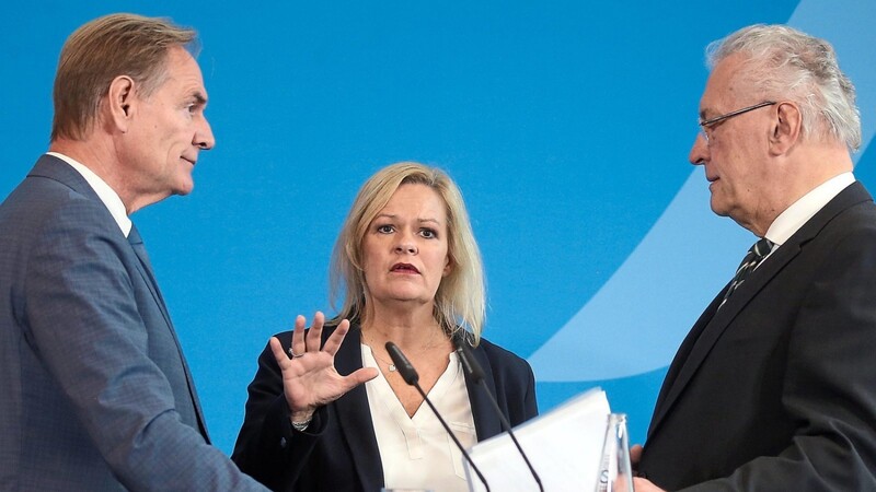 Städtetagspräsident Burkhard Jung (l.) Bundesinnenministerin Nancy Faeser und Bayerns Innenminister Joachim Herrmann sprechen am Dienstag auf der Pressekonferenz im Innenministerium über die Ergebnisse des Flüchtlingsgipfels. Bei dem Treffen mit Vertretern der Städte, Gemeinden und Landkreise ging es unter anderem um eine bessere Verteilung von Geflüchteten innerhalb Deutschlands.