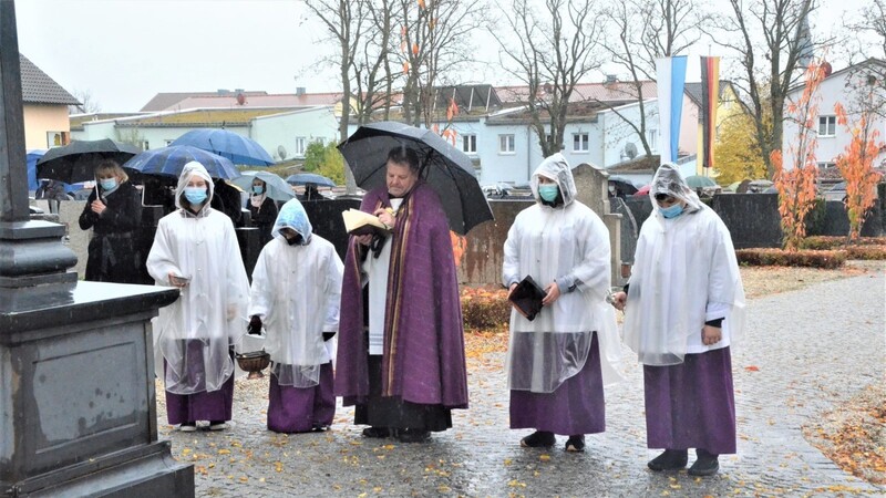 Am Sünchinger Friedhof sprach Pfarrer Erwin Gietl die Gebete und Fürbitten. Anschließend segnete er die Gräber.