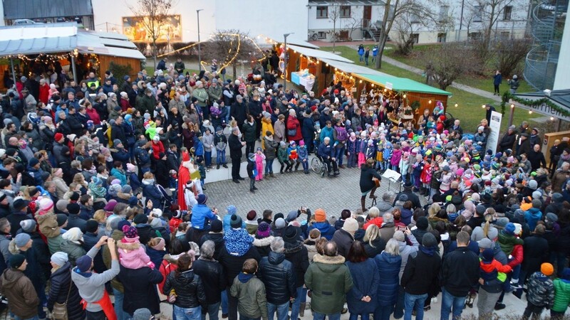 Unzählige Besucher waren zum Jubiläums-Adventsmarkt nach Niederaichbach gekommen, um die vorweihnachtliche Stimmung zu genießen.