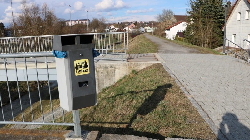 Der Hundekotbehälter am Bogenbach, der offensichtlich von manchen nicht genutzt wird. Eine Leserin hat sich über die zahlreichen Hundehaufen geärgert. Der Stadt Bogen ist das Problem bekannt. Bis zu 500 Euro Bußgeld können für diese Verunreinigung verhängt werden.