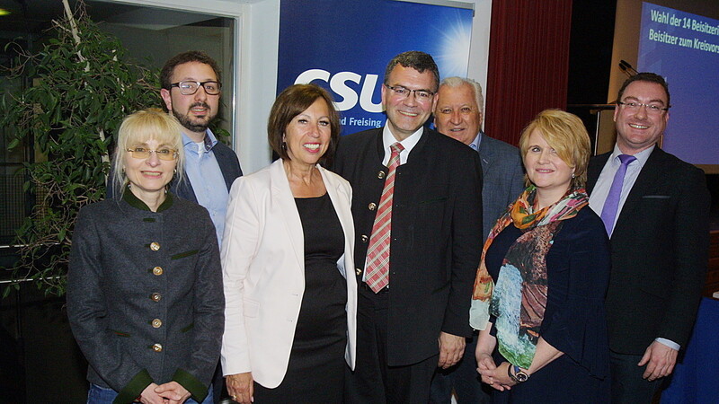 Der neue Vorstand der Landkreis-CSU: stellvertretende Vorsitzende Anita Meinelt, Vorsitzender Florian Herrmann, Schatzmeister Rudi Linz, Schriftführerin Tanja Knieler und stellvertretender Vorsitzender Harald Reents.