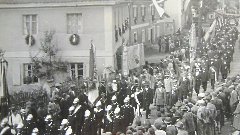 Ein prächtiger Festzug mit vielen Zaungästen zeugte von der großen Anteilnahme der Bevölkerung an der Primiz.