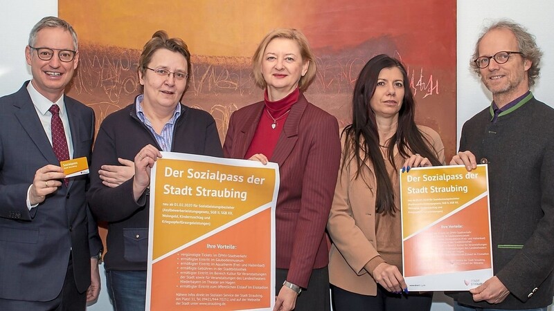 Haben den Pass vorgestellt (v.l.): OB Markus Pannermayr, Annette Ebner (Leiterin des Amtes für Soziale Sicherung), Dr. Rosa Strohmeier (Referatsleiterin), Sylvia Bogner und Clemens von Ruedorffer (Stadtwerke).