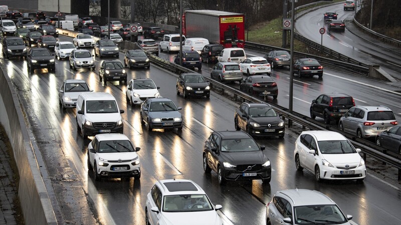 Millionen Bürger, die täglich zur Arbeit pendeln, betrifft die Pendlerpauschale. Die Ampel-Koalition arbeitet an einem Entlastungspaket - doch welche Rolle die Subvention darin einnehmen soll, ist noch offen.