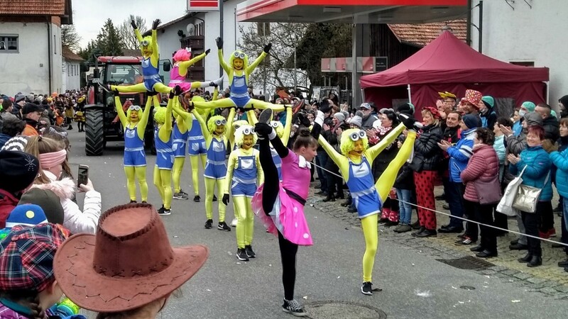 Tanzeinlagen bereicherten oft den Faschingszug durch Haselbach, der in diesem Jahr sein Jubiläum feiert.