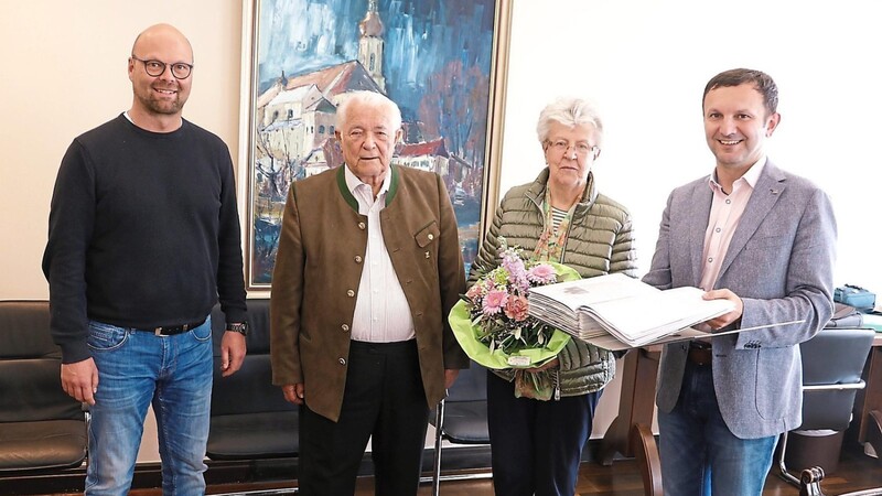 Bei der Übergabe der Dokumentation (v.l.): Stadtpfarrer Thomas Winderl, Haymo Richter, Lisbeth Richter und Bürgermeister Markus Hofmann.