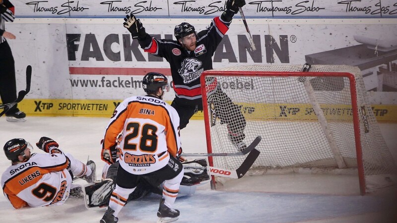 Die Ice Tigers Nürnberg, hier Matt Murley, jubeln über den ersten Sieg in der Halbfinal-Serie gegen die Grizzlys Wolfsburg.