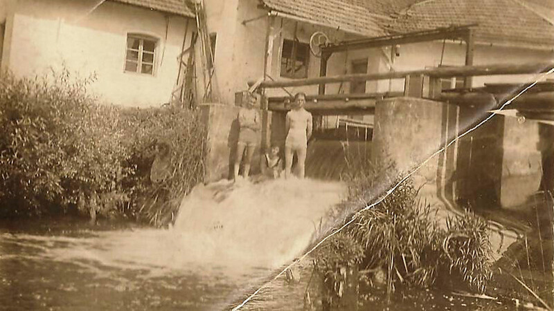 Jugendliche beim Baden in der Aumühle: Viele Laberweintinger lernten dort das Schwimmen.