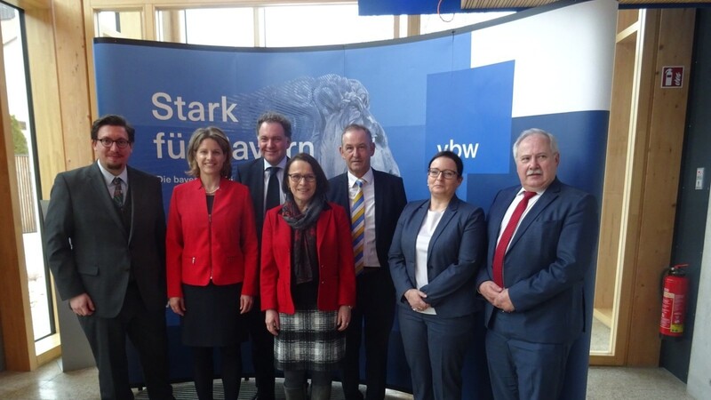 Sprachen über Strukturwandel als Chance (v.r.): vbw-Bezirksgeschäftsführer Herrmann Brandl und Dr. Christine Scharf-Haggenmiller (Arbeitsagentur) mit den OB-Kandidaten Ludwig Artinger, Gertrud Maltz-Schwarzfischer, Horst Maierhofer, Dr. Astrid Freudenstein und Stefan Christoph.