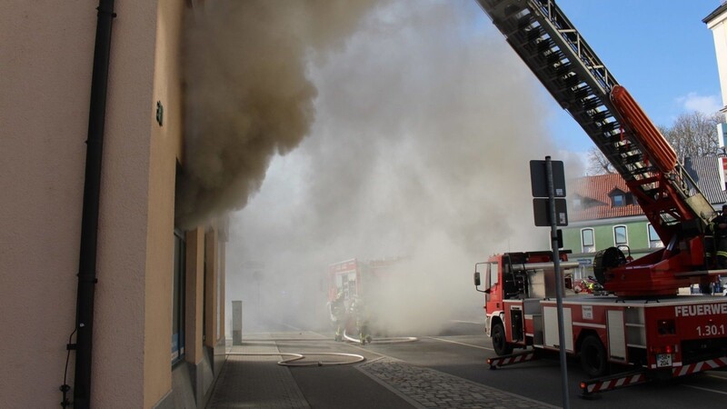 In einem Geschäft in der Inneren Passauer Straße hat es am Samstagnachmittag gebrannt.