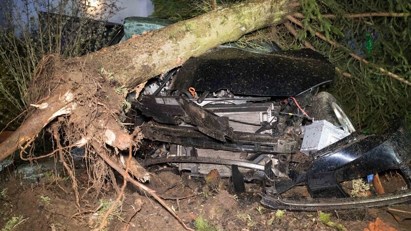 Ein Fahranfänger ist am Sonntagabend in Bonbruck schwer verunglückt.